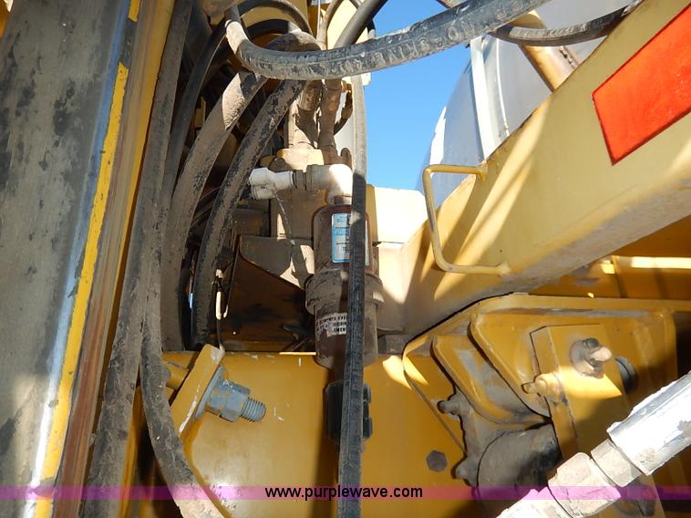 image for item I5229 1995 Ag-Chem RoGator 844 self-propelled sprayer