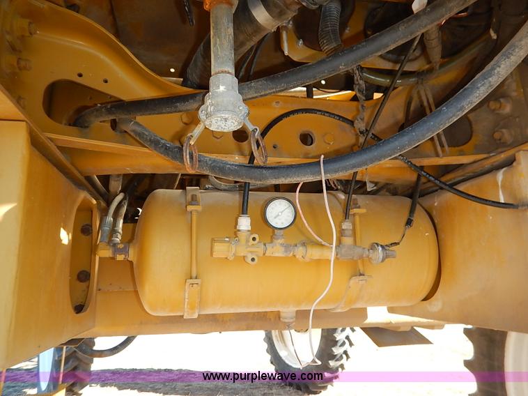 image for item I5229 1995 Ag-Chem RoGator 844 self-propelled sprayer