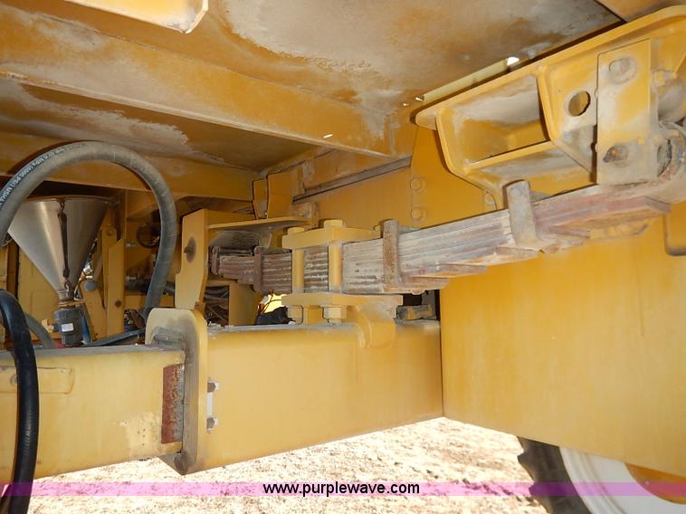 image for item I5229 1995 Ag-Chem RoGator 844 self-propelled sprayer