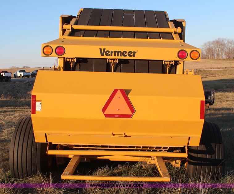 image for item I5944 2010 Vermeer 605 Super M round baler