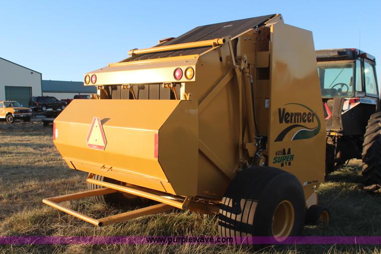image for item I5944 2010 Vermeer 605 Super M round baler