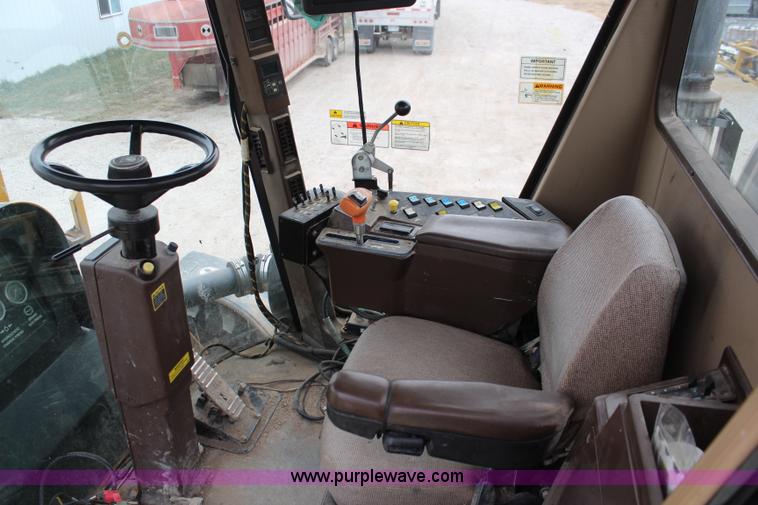 image for item I5959 2002 Ag-Chem RoGator 854 self-propelled sprayer