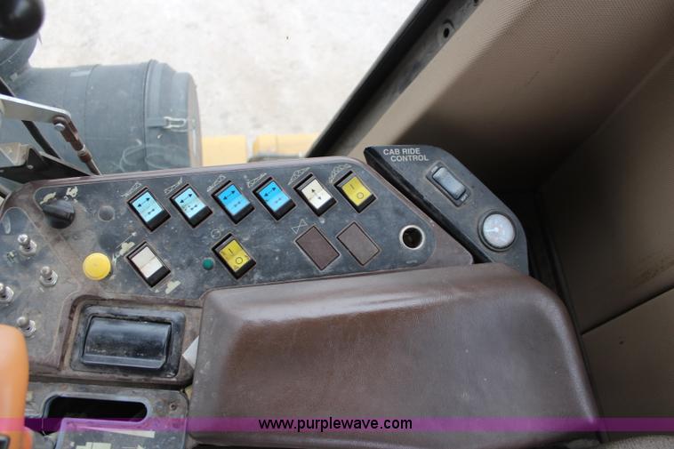 image for item I5959 2002 Ag-Chem RoGator 854 self-propelled sprayer