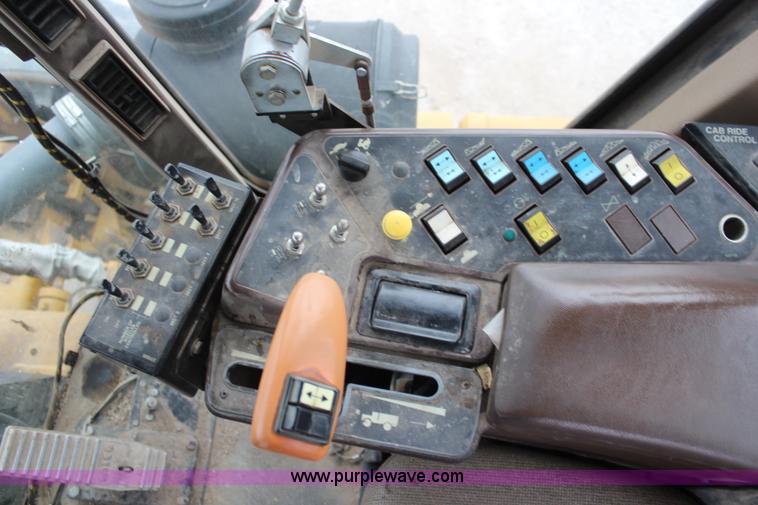 image for item I5959 2002 Ag-Chem RoGator 854 self-propelled sprayer