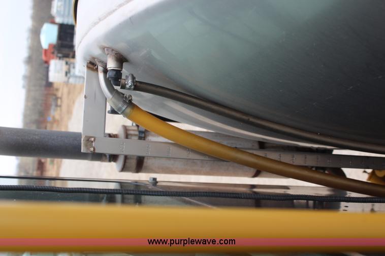 image for item I5959 2002 Ag-Chem RoGator 854 self-propelled sprayer