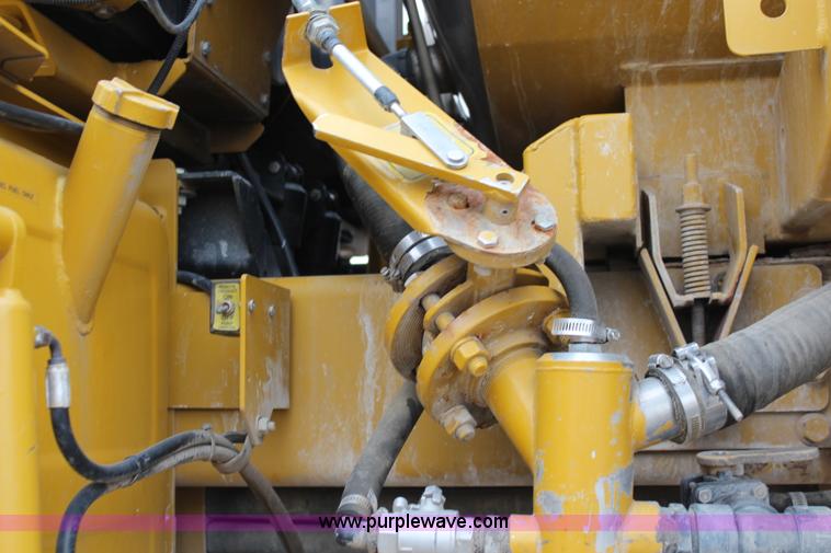 image for item I5959 2002 Ag-Chem RoGator 854 self-propelled sprayer