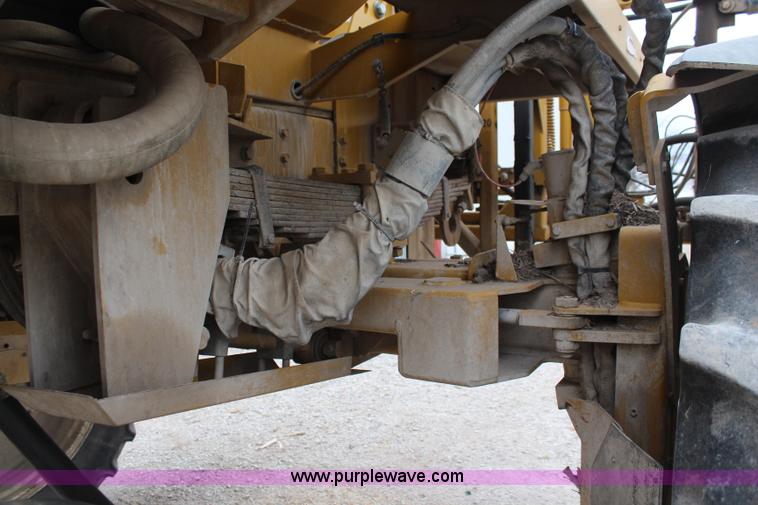 image for item I5959 2002 Ag-Chem RoGator 854 self-propelled sprayer