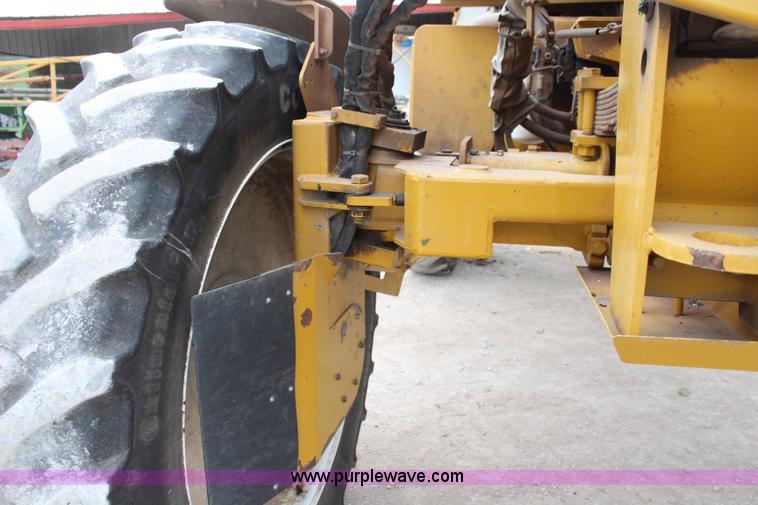 image for item I5959 2002 Ag-Chem RoGator 854 self-propelled sprayer