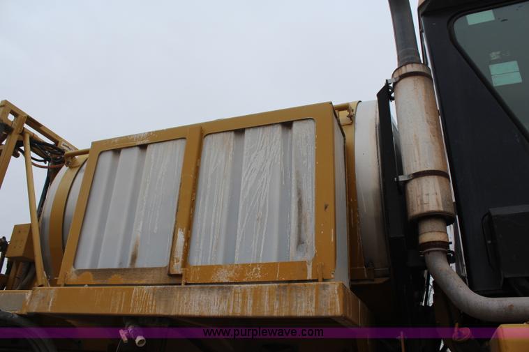 image for item I5959 2002 Ag-Chem RoGator 854 self-propelled sprayer