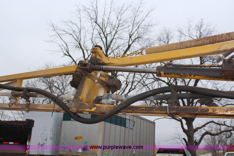 image for item I5959 2002 Ag-Chem RoGator 854 self-propelled sprayer