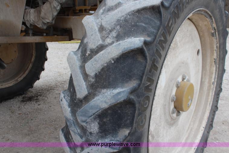 image for item I5959 2002 Ag-Chem RoGator 854 self-propelled sprayer