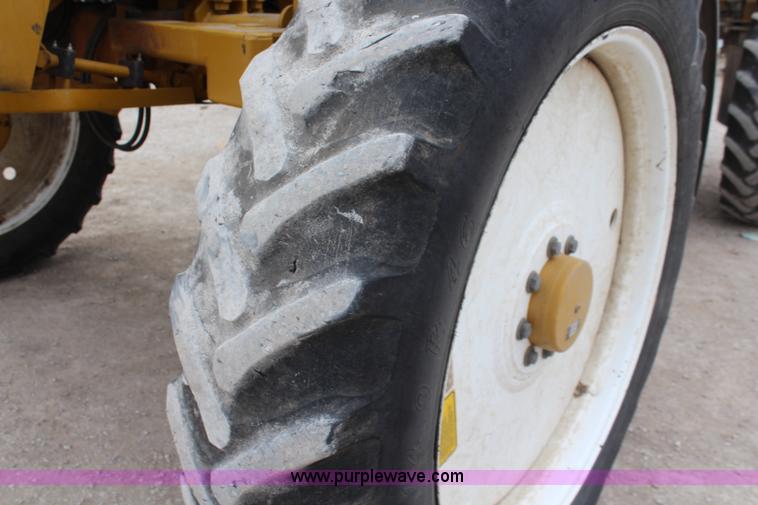 image for item I5959 2002 Ag-Chem RoGator 854 self-propelled sprayer