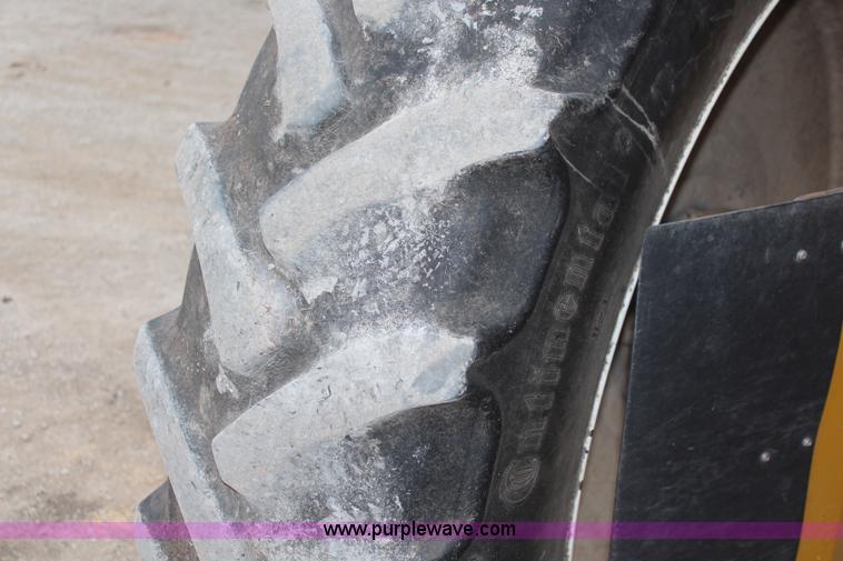 image for item I5959 2002 Ag-Chem RoGator 854 self-propelled sprayer