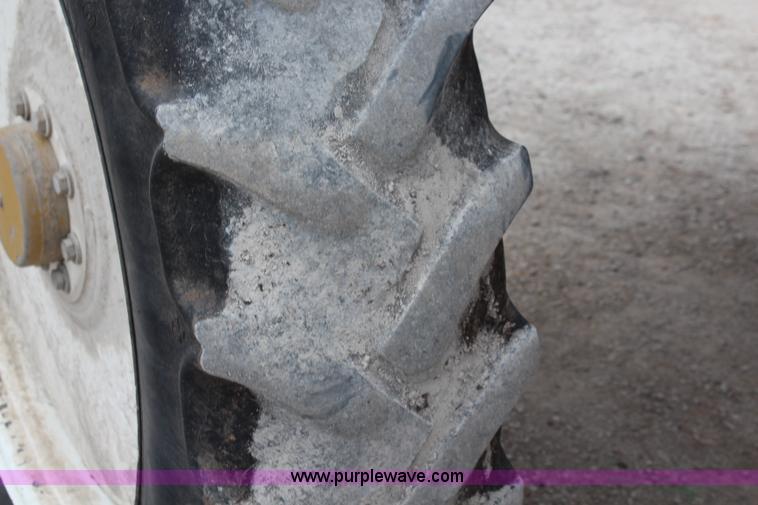 image for item I5959 2002 Ag-Chem RoGator 854 self-propelled sprayer