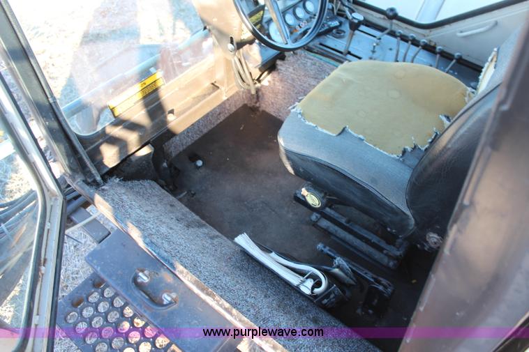 image for item I5961 1993 Hagie 280 self-propelled sprayer