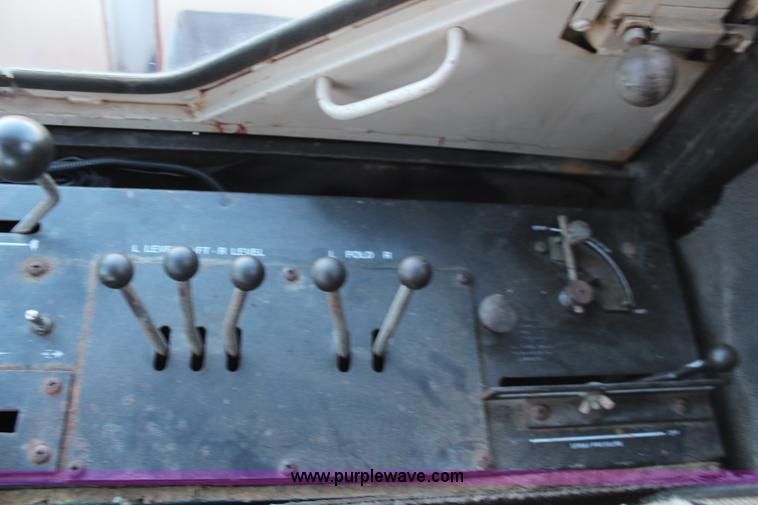 image for item I5961 1993 Hagie 280 self-propelled sprayer