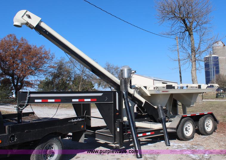 image for item I5987 2008 Friesen Titan 4SE seed tender