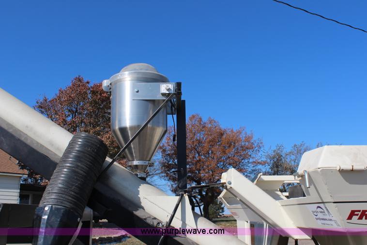 image for item I5987 2008 Friesen Titan 4SE seed tender