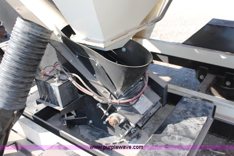 image for item I5987 2008 Friesen Titan 4SE seed tender