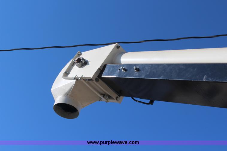 image for item I5987 2008 Friesen Titan 4SE seed tender