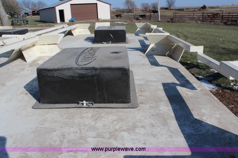 image for item I5987 2008 Friesen Titan 4SE seed tender