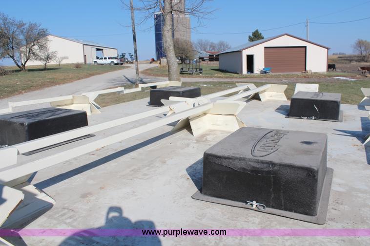 image for item I5987 2008 Friesen Titan 4SE seed tender