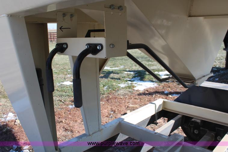 image for item I5987 2008 Friesen Titan 4SE seed tender