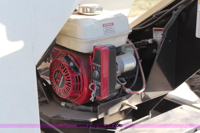 image for item I5987 2008 Friesen Titan 4SE seed tender