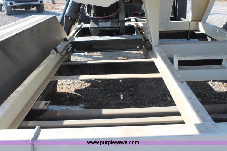 image for item I5987 2008 Friesen Titan 4SE seed tender