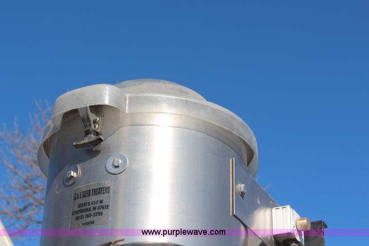 image for item I5987 2008 Friesen Titan 4SE seed tender