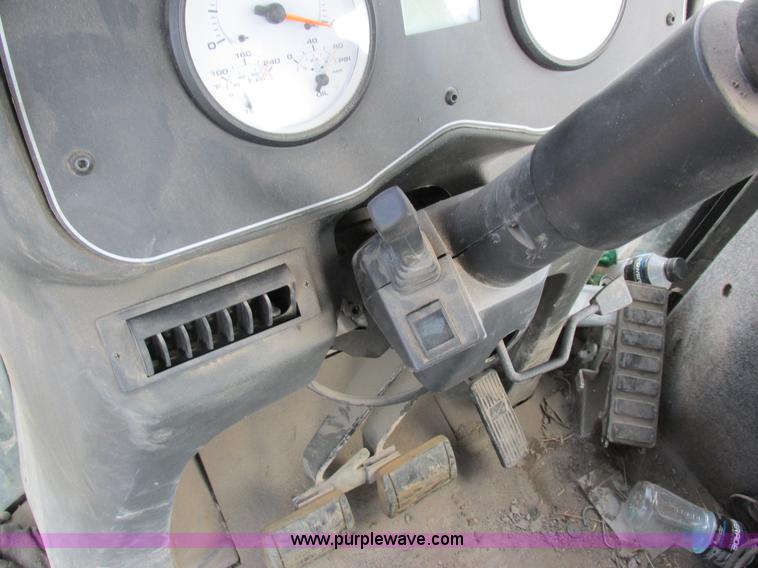 image for item I8876 2005 SpraCoupe 7650 self-propelled sprayer