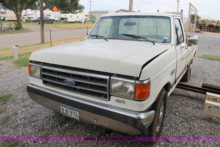 image for item AO9693 1989 Ford F250 pickup truck