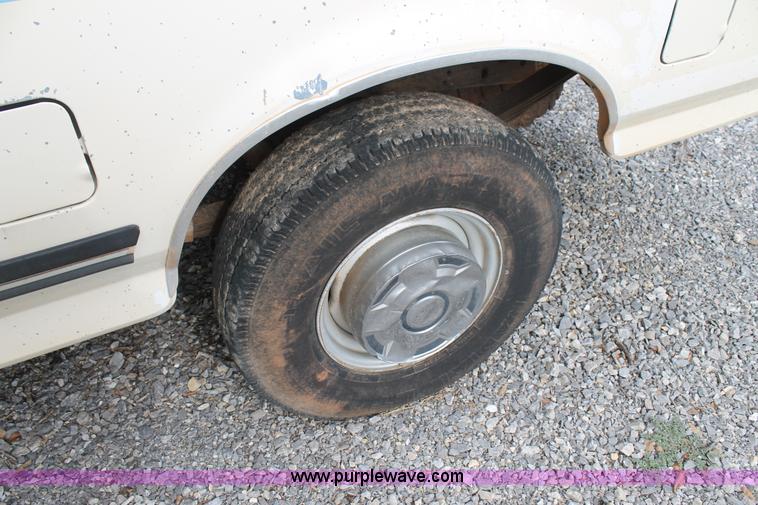 image for item AO9693 1989 Ford F250 pickup truck