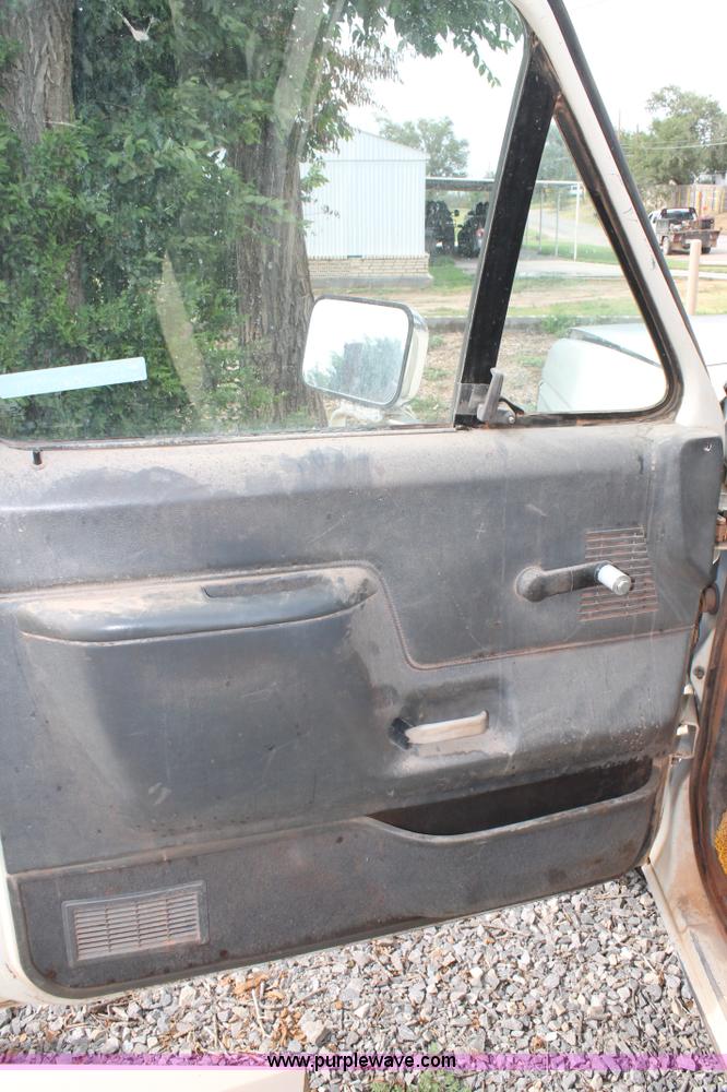 image for item AO9693 1989 Ford F250 pickup truck