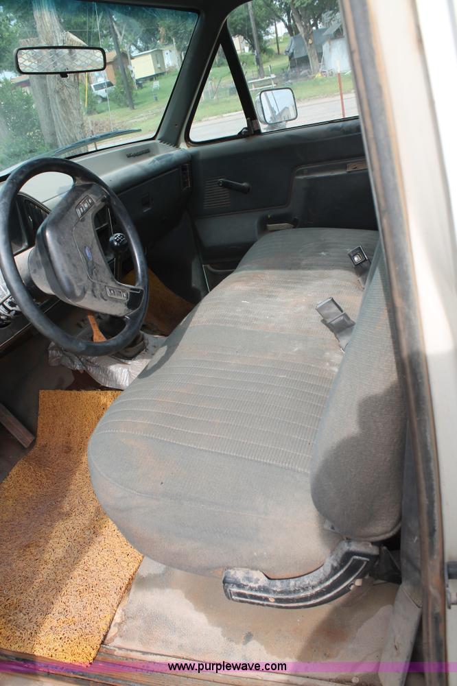 image for item AO9693 1989 Ford F250 pickup truck