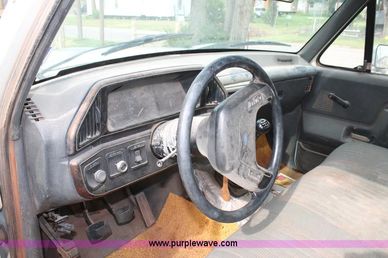 image for item AO9693 1989 Ford F250 pickup truck