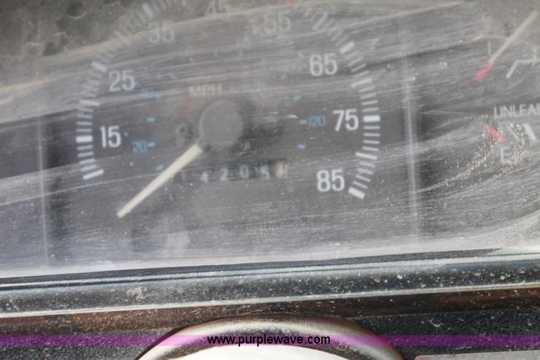 image for item AO9693 1989 Ford F250 pickup truck