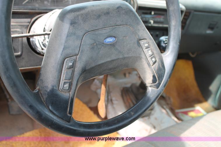 image for item AO9693 1989 Ford F250 pickup truck