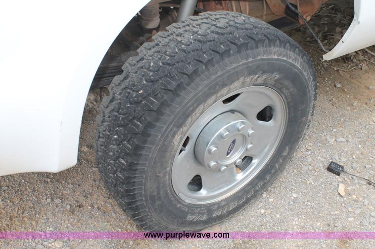 image for item AO9728 2006 Ford F250 Super Duty XLT pickup truck