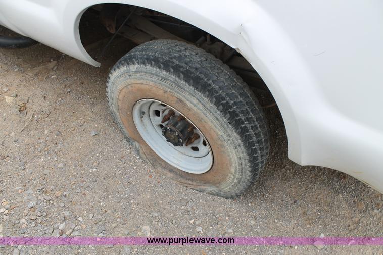 image for item AO9729 2002 Ford F250 Super Duty XL SuperCab cab and chassis