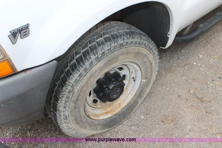 image for item AO9729 2002 Ford F250 Super Duty XL SuperCab cab and chassis