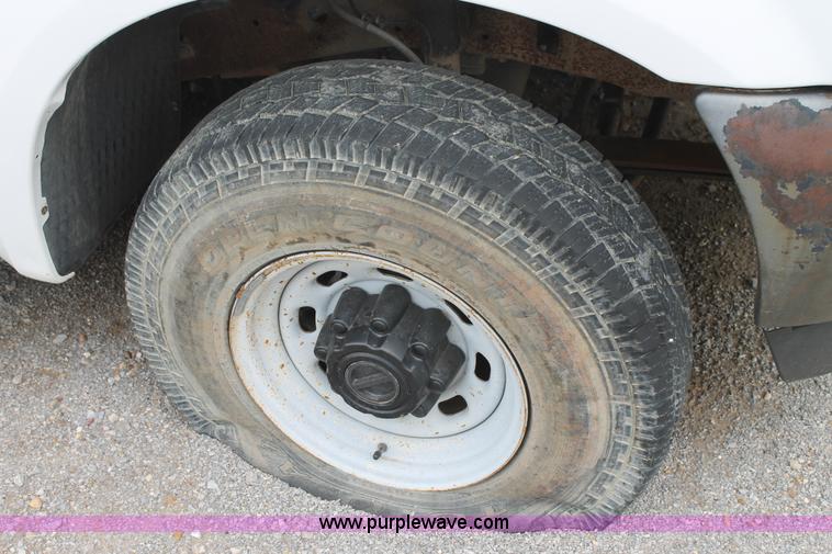 image for item AO9729 2002 Ford F250 Super Duty XL SuperCab cab and chassis