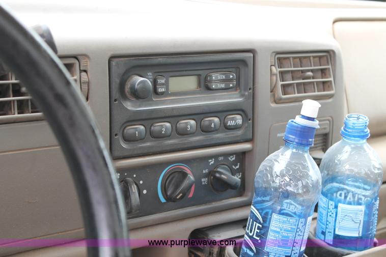 image for item AO9729 2002 Ford F250 Super Duty XL SuperCab cab and chassis