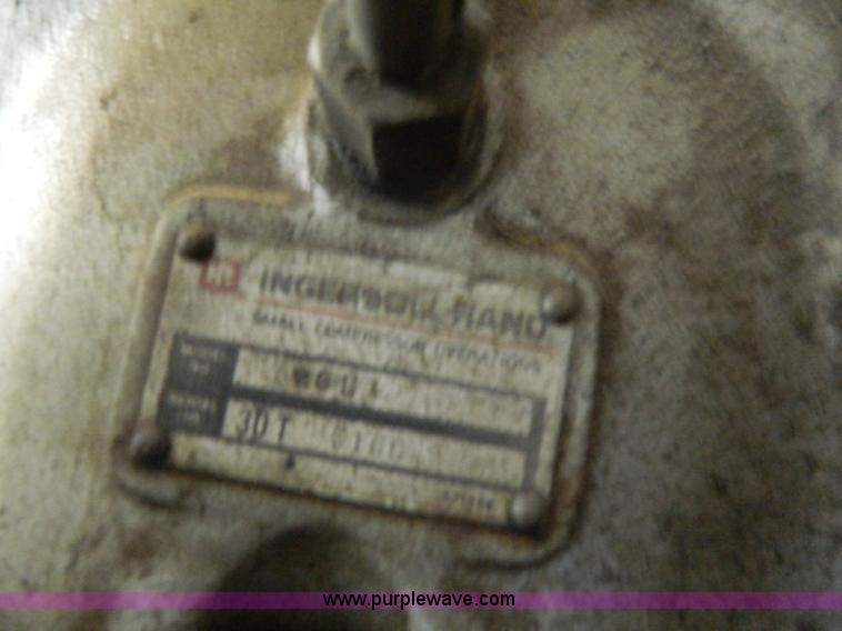 image for item AQ9449 Ingersoll Rand 25E3 compressor