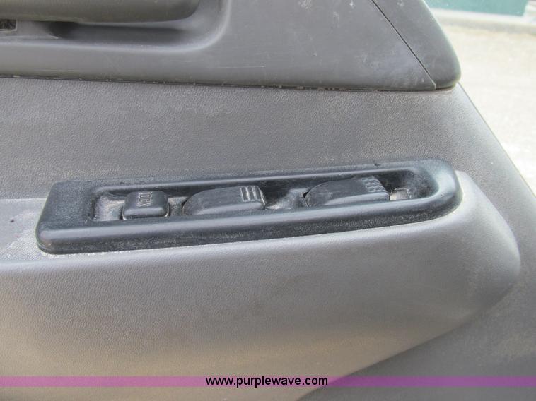 image for item AW9819 2001 Isuzu NPR dump truck