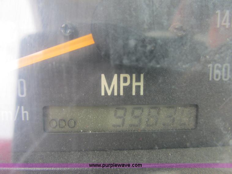 image for item AW9819 2001 Isuzu NPR dump truck