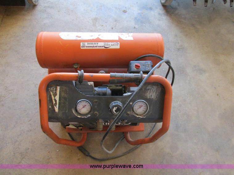 image for item AW9846 Ridgid 4.5 gallon air compressor