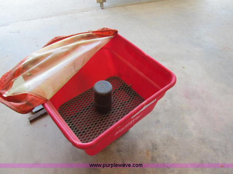 image for item AW9853 Earthway EV-N Spread broadcast spreader