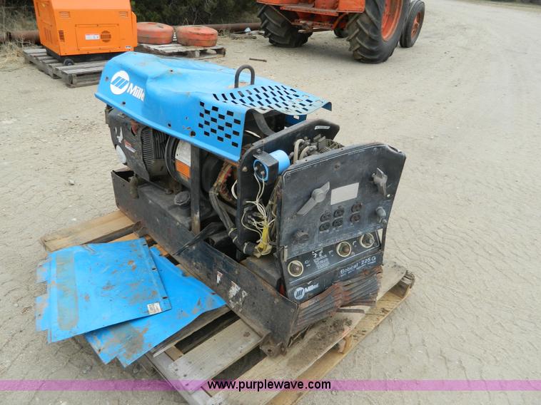 image for item AX9623 Miller Bobcat 225G generator/welder