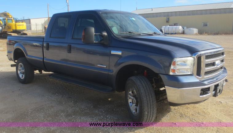 image for item D2215 2005 Ford F350 Super Duty Lariat Crew Cab pickup truck